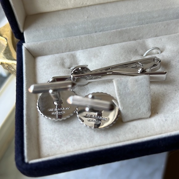 Burberry Luck of the Irish Cuff Links & Tie Stay - Picture 4 of 4